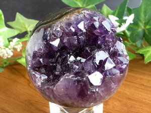 レアな笑口のアメジスト【アメジスト 笑口 紫水晶 丸玉 台座付】直径 52mm 重さ 151g 透明 愛の守護石 癒しと安らぎの石 一点もの【ブラジル産】