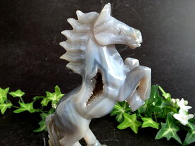 【11日01:59までポイント5倍】【店頭展示中】2026年の干支 笑口【メノウ(瑪瑙) 馬 彫刻置物】高さ175mm 重さ436g 縁起物 成功運 出世運 勝負運 強力な邪気払い、魔除けの石 午モチーフのパワーストーン彫刻 パワーストーン 天然石