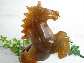 【11日01:59までポイント5倍】【店頭展示中】2026年の干支 笑口【メノウ(瑪瑙) 馬 彫刻置物】高さ175mm 重さ501g 縁起物 成功運 出世運 勝負運 強力な邪気払い、魔除けの石 午モチーフのパワーストーン彫刻 パワーストーン 天然石