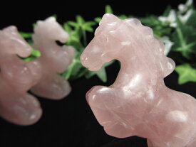 【11日01:59までポイント5倍】2026年の干支【ローズクォーツ 馬 彫刻置物】1個売り 重さ約50g-60g前後 愛と美の石 縁起物 前向きな気持ちをサポート 馬モチーフのパワーストーン彫刻 パワーストーン 天然石