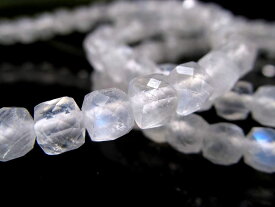 【26日23:59までポイント2倍】●高コスパ！激安特価【ブルームーンストーン (月長石) キューブカット ブレスレット】石サイズ4mm-4.5mm 永遠の愛の象徴【インド産】 パワーストーン 天然石