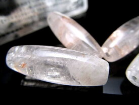 お手頃グレード【マニカランクォーツ 天珠型 ビーズ】石サイズ：長さ約30mm 1個売り 地球最後の秘境ヒマラヤより直送 希少なマニカラン産水晶原石削り出し 心身の調整・癒しの御守り ギャランティカード付き【マニカランパールヴァティー渓谷産】 パワーストーン 天然石