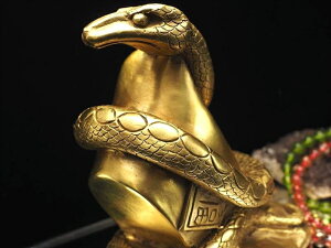 今年の干支「巳(へび)」【元宝を抱える招財ヘビ 大サイズ 置物】重さ1171g 高さ145mm前後 縁起物 金運をつかさどる弁財天の化身 開運、幸運、商売繁盛、蓄財富貴 白蛇彫刻置物