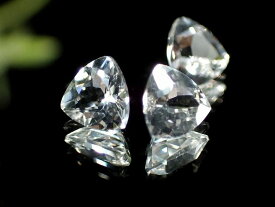 ●限定奉仕価格!! 【宝石質ホワイト・フェナカイト ルース トリリアントカットルース】最大幅約5.3mm 厚さ約3.3mm 約0.5ct 1粒売り フェナサイト フェナス石 世界一波動の高い石 ルースケース付き【マダガスカル産】