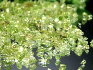 透明感抜群 希少【ペリドット さざれ (かんらん石) 】1袋100グラム入り 約2mm-5mm 8月の誕生石 パワース…