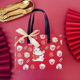 ギフトセット 招き猫 赤い 新年祝い ナツメ くるみ 干し果物 ミルクキャラメル 糖菓子 雪花酥 サクサク菓子 阿膠餅 手提げボックス 幸運アイテム 家族向け 伝統菓子 詰め合わせ 冬ギフト