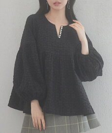 ブラウス レディース トップス 長袖 フクレジャガード生地 パール付き ボリューム袖 ゆったり ふんわり スキッパー キーネック 体型カバー 二の腕カバー テレワーク シンプル きれいめ 春 秋 SAISON DE PAPILLON sdp0220