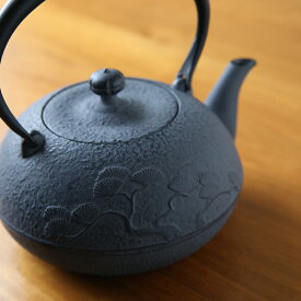 南部鉄器 鉄瓶 及春鋳造所 ガス火・IH対応 瓶敷名入れおまけ 1.2L 姥口あられ・老松 白湯 鉄分補給 おしゃれ モーニングルーティン 霰 アラレ あられ