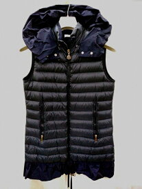 【新品】【今だけ値下げセール】おしゃれ!! 可愛い!!【モンクレール】【レア物】みんなからの注目!!【MONCLER】セレブな希少品のフリル付きダウンベスト【濃紺】【コン】【入手困難品】早い者勝ち!!【未使用展示品】【送料無料】