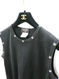 超可愛い!! まわりから注目の的!!【レア物　超希少】CHANEL 衿袖にココマーク刺繡　ノースリーブ　ショート丈Tシャツ【中古】 レア物　稀少品　こんなに可愛いのある~? ちっちゃなココ刺繡が衿と袖にズラリと並び キャわいいー!!超超超レア物TS　色褪せ有り