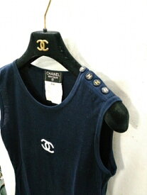 超可愛い!! まわりから注目の的!!【レア物　超希少】CHANEL ココマーク刺繡　COCO肩釦　ノースリーブ　ニットTシャツ　【中古】 レア物　稀少品　こんなに可愛いのある~? 肩にココ釦がズラリと並び キャわいいー!!