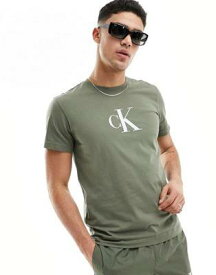 カルバンクライン Calvin Klein monogram crew neck tee in olive メンズ