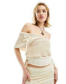 Collusion コリュージョン COLLUSION knitted plated bardot top with corsage in ecru レディース