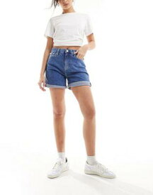 カルバンクライン Calvin Klein Jeans mom denim shorts in mid wash レディース