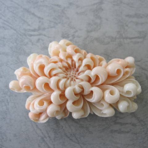 楽天市場ミッド珊瑚 豪華 菊の花の彫り帯留め 兼ブローチ 和小物 帯
