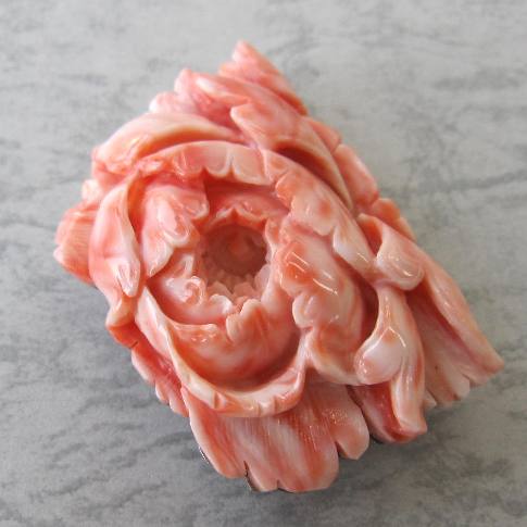 ピンク珊瑚豪華な牡丹の花の彫りの帯留め兼ブローチ/『宝石さんご』 | 珊瑚職人館ー土佐