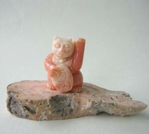 桃珊瑚 招き猫 置物 桃珊瑚台 縁起 金運 幸運 飾り 宝石サンゴ 珊瑚婚 還暦 誕生日 御祝 厄除 御守 3月の誕生石 ギフト プレゼント 結婚35周年 珊瑚職人