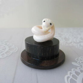 ミッド珊瑚 干支 （巳） 蛇 置物 台付き 飾り 御守 風水 ヘビ へび 宝石サンゴ 珊瑚婚 還暦 誕生日 御祝 厄除 御守 3月の誕生石 ギフト プレゼント 結婚35周年 珊瑚職人