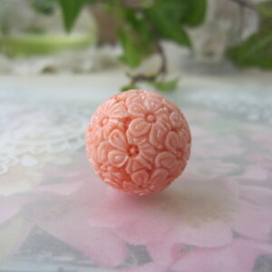 桃サンゴ 全面彫り 大玉パーツ 21ミリ 桜の彫り (穴なし) 手芸 オリジナルパーツ 『宝石サンゴ』 珊瑚婚 還暦 誕生日 御祝 厄除 御守 3月の誕生石 ギフト プレゼント 結婚35周年 珊瑚職人