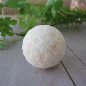 白珊瑚 全面彫り 大玉パーツ 28.5ミリ (穴なし) 桜の彫り 手芸 オリジナルパーツ 『宝石サンゴ』 珊瑚婚 還暦 誕生日 御祝 厄除 御守 3月の誕生石 ギフト プレゼント 結婚35周年 珊瑚職人