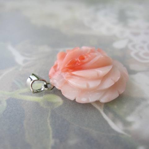 ピンクサンゴの薔薇の花のペンダントトップ/洋銀/『宝石珊瑚』 | 珊瑚職人館ー土佐