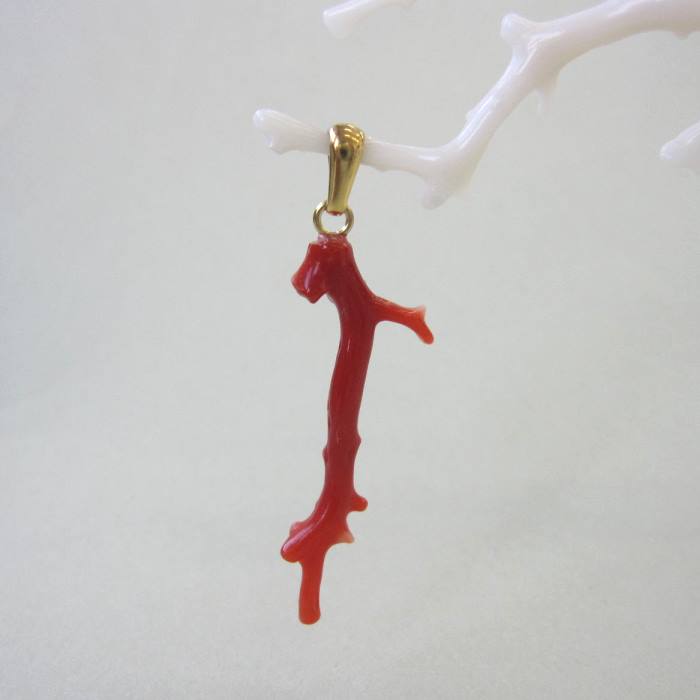 日本・高知沖産赤珊瑚 枝のペンダントトップ Pt900 天然素材 『宝石