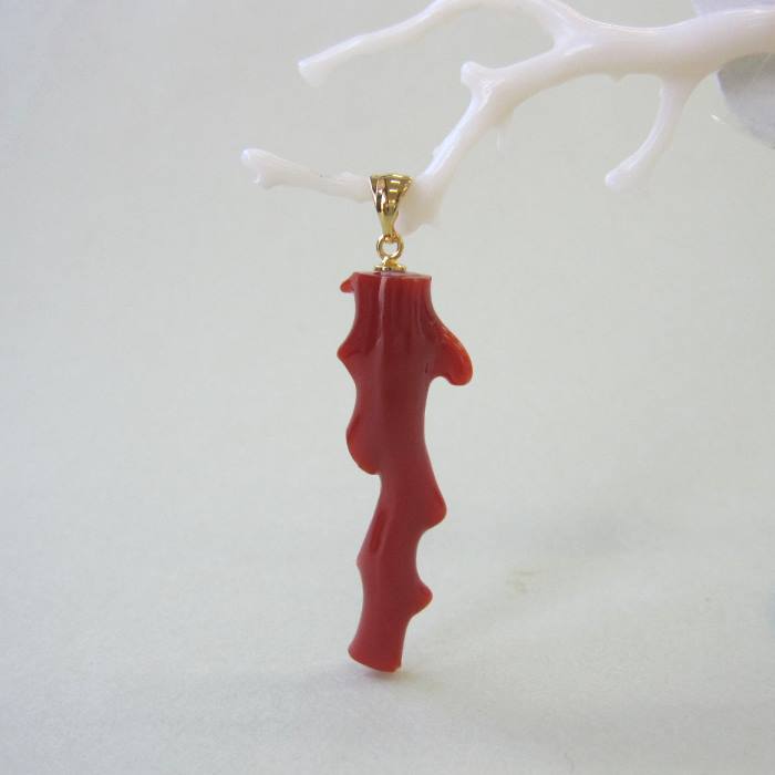 日本・高知沖産赤珊瑚 枝のペンダントトップ Pt900 天然素材 『宝石