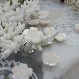 白サンゴ 梅の花のフリーリング 指輪 コーラルアクセ 『宝石サンゴ』 珊瑚婚 還暦 誕生日 御祝 厄除 御守 3月の誕生石 ギフト プレゼント 結婚35周年 珊瑚職人