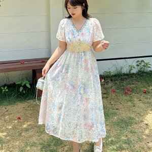 大きいサイズ ワンピース アート風ボカシ花柄 ジャガードレース生地 薔薇レースリボン縁取りVネック ビジューボタン ハイウエスト ウエストバックゴム仕様 フレア半袖 ロング丈 フレアス