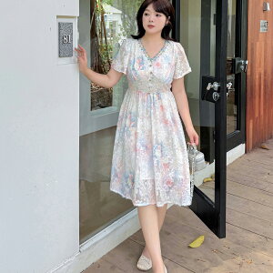 大きいサイズ ワンピース アート風ボカシ花柄 ジャガードレース生地 薔薇レースリボン縁取りVネック ビジューボタン ハイウエスト ウエストバックゴム仕様 フレア半袖 ショート丈 ひざ丈