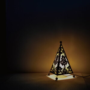 【送料無料】フロアライト フロアスタンド アイアン 三角 角錐 イエロー ムードライト 寝室照明 間接照明 照明 リビング 玄関 アジアンテイスト ハンドメイド 手作り