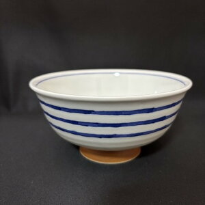 どんぶり ライン十草 白 軽量どんぶり 波佐見焼高山窯 麺鉢 渦 縞模様 藍 染色 和風デザイン 食洗機対応 電子レンジ対応 おしゃれ 磁器 日本製 家庭用 伝統的デザイン シンプル 軽量 モダン