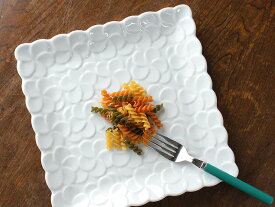 【アウトレット】【鉄粉目立つ】白磁花彫 スクエアプレ−ト 24.5cm / 美濃焼 角皿 スクエア メイン料理 ワンプレート