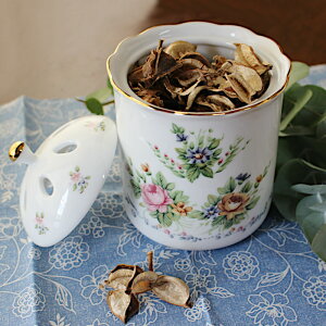 【アウトレット】白磁 ヴィクトリアン調 ローズ柄 ポプリポット (Φ11.8cm×h16.8cm) / ポプリジャー ポプリケース ポプリ容器 クラシックローズ ロココ調 イングリッシュガーデン柄 バラ柄 薔薇