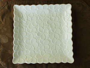 【アウトレット】マットパステル 花彫 スクエアプレート 24.5cm ※鉄粉目立つ / プルメリア 正方形 ワンプレート ランチプレート 花柄 オフホワイト ハワイ アジアン