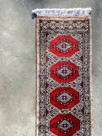 パキスタン絨毯　約31cm x 192cm ランナー レッド ウール 赤色 羊毛 滑らか ツヤツヤ 艶 幾何学模様 ホットカーペット対応 床暖房対応 オールシーズン 一年中 細長