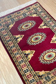 パキスタン絨毯 約52cm x 75cm 玄関マット ワインレッド イエロー グリーン ベージュ ウール シルク 長方形 羊毛 絹 緑 黄 赤 幾何学模様 滑らか ツヤツヤ サラサラ ホットカーペット対応 床暖房対応 室内 一年中 現品限り 一点もの