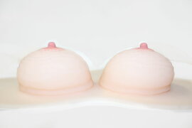 楽天市場 シリコンバスト ストラップ付 皮膚付き シリコン製バスト 人工乳房 シリコンおっぱい 女装 変装 コスプレ 人工乳房手触りをよりリアルに 細部までこだわって製作 サテンマーメイドshop