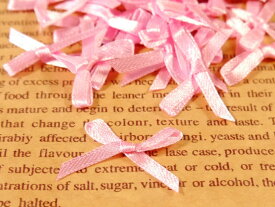 【サテンリボン 約25個】ピンク 直径3.5cm×2cm 大きさ調節可 ハンドメイド ハンドメイドパーツ 小物 材料 パーツ 簡単 手作り レシピ デコ素材 アクセサリー アクセサリーパーツ 問屋 卸 おすすめ