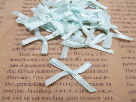 【店内最大P20倍】【サテンリボン 約25個】パステルブルー 直径3.5cm×2cm 大きさ調節可 ハンドメイド ハンドメイドパーツ 小物 材料 パーツ 簡単 手作り デコ素材 アクセサリー アクセサリーパーツ 問屋 卸 おすすめ