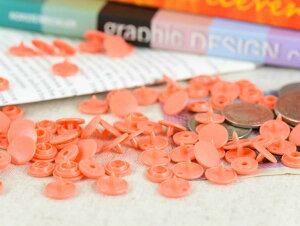 プラスナップ スナップボタン 艶なし サーモンピンク 10mm 約30組 ハンドプレス 手芸用品 洋裁材料 雑貨 約1cm 軽量 ベビー服 キッズ 金属アレルギー対応 工具 アクセサリー パーツ ハンドメイ