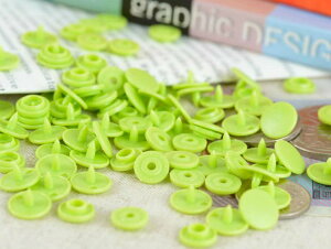 プラスナップ スナップボタン 艶なし フレッシュグリーン 10mm 約30組 ハンドプレス 洋裁材料 雑貨 約1cm 軽量 ベビー服 子供服 キッズ 金属アレルギー対応 工具 アクセサリー パーツ ハンドメ