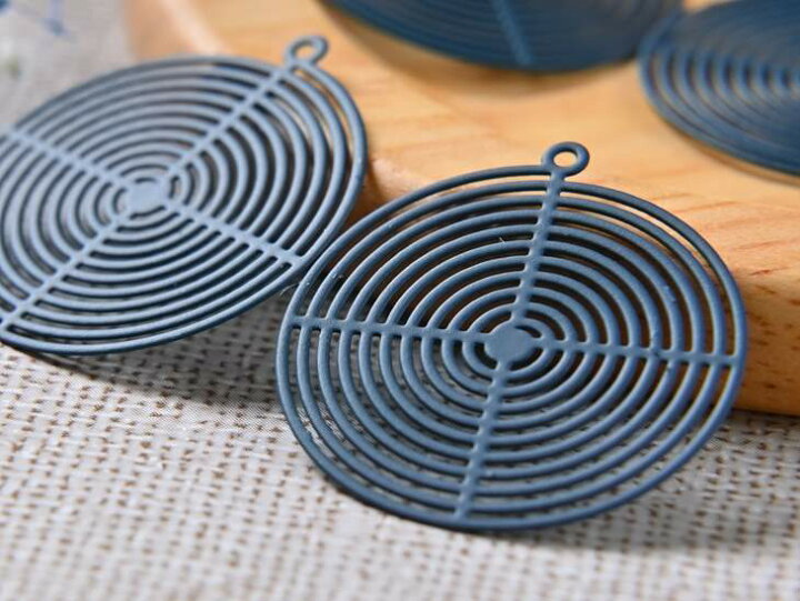 楽天市場】チャーム 透かしパーツ ゴムコーティング うずまき ネイビー  