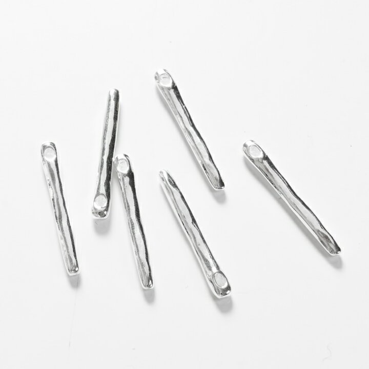 楽天市場 チャーム ニッケルフリー 変退色防止加工済み 6個 6ヶ いびつな棒 白銀 26mm 不揃い 凸凹 スティック 約2 6cm アクセサリーパーツ パーツ メタルパーツ 金属チャーム 金属パーツ 材料 問屋 ハンドメイド資材 通し穴付き 歪み ゆがみ レトロ さや工房 手作り