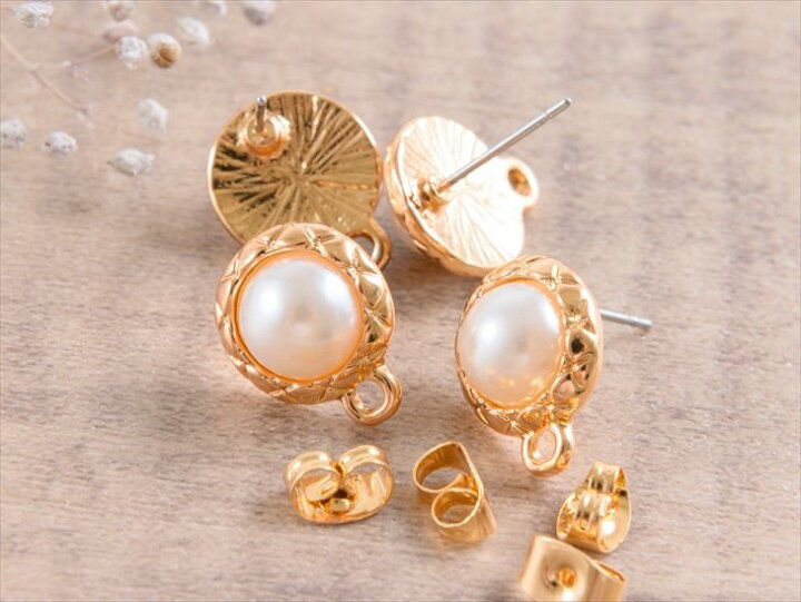 ホワイトシェルのカボションとニューフラミンゴのピアス  