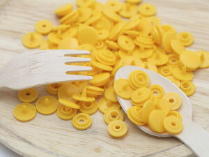 プラスナップ スナップボタン 艶あり イエロー 10mm 約30組 ハンドプレス 手芸用品 洋裁材料 手作り小物 雑貨 約1cm 軽量 ベビー服 金属アレルギー対応 工具 アクセサリー パーツ ハンドメイド