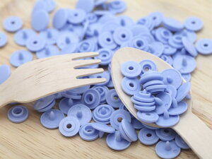 プラスナップ スナップボタン 艶あり パープル 10mm 約30組 ハンドプレス 手芸用品 洋裁材料 手作り小物 雑貨 約1cm 軽量 ベビー服 キッズ 金属アレルギー対応 アクセサリー パーツ ハンドメイ