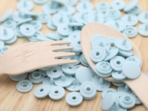 プラスナップ スナップボタン 艶あり ライトブルー 10mm 約30組 ハンドプレス 手芸用品 洋裁材料 雑貨 約1cm 軽量 ベビー服 キッズ 金属アレルギー対応 工具 アクセサリー パーツ ハンドメイド