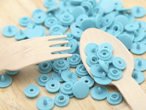 プラスナップ スナップボタン 艶あり ブルー 10mm 約30組 ハンドプレス 手芸用品 洋裁材料 雑貨 約1cm 軽量 ベビー服 キッズ 金属アレルギー対応 工具 アクセサリー パーツ ハンドメイド 材料