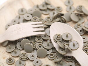 プラスナップ スナップボタン 艶あり ブラウン 10mm 約30組 ハンドプレス 手芸用品 洋裁材料 雑貨 約1cm 軽量 ベビー服 子供服 キッズ 金属アレルギー対応 工具 アクセサリー パーツ ハンドメイ